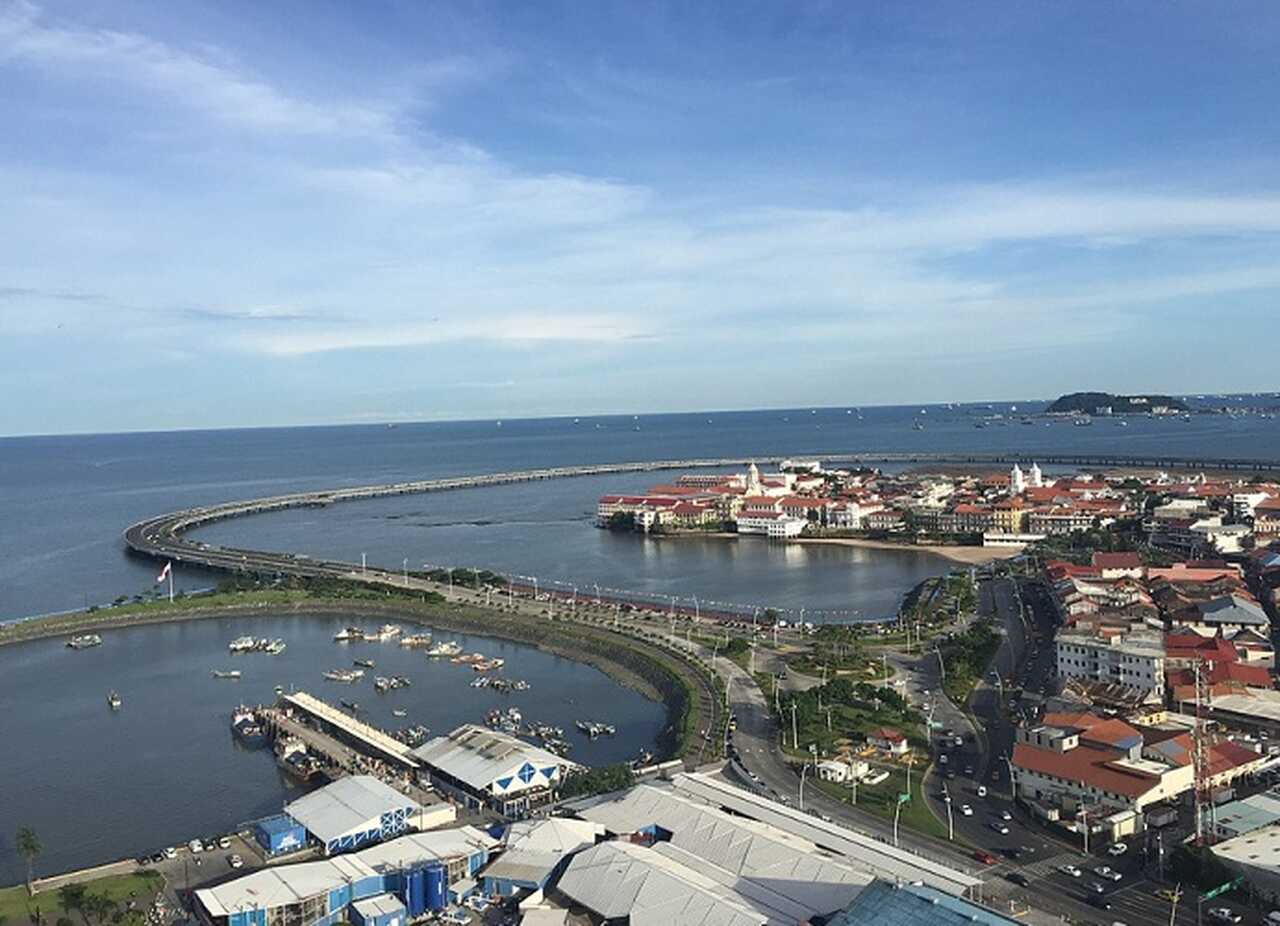 Começando por Casco Viejo, centro histórico da Cidade do Panamá. Foi fundado em 1673 após a destruição da antiga cidade. É conhecido por sua arquitetura colonial, ruas de paralelepípedos e uma mistura de estilos que refletem a herança cultural da cidade.