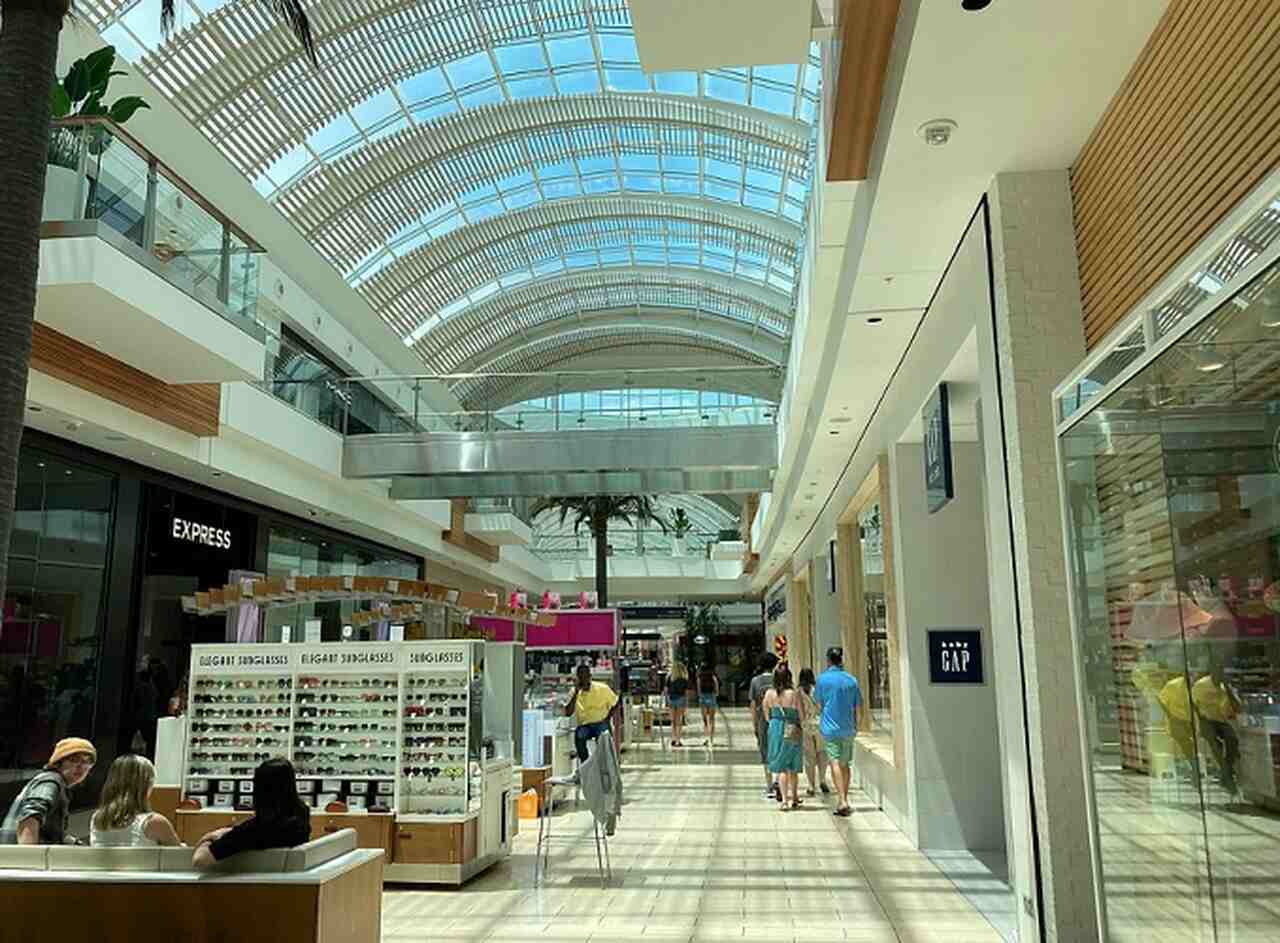 Elas iluminam desde pequenos ambientes, como corredores e banheiros, até grandes espaços de convivência, intensificando a qualidade essencial da arquitetura: a integração harmoniosa entre o ambiente construído e a natureza circundante.