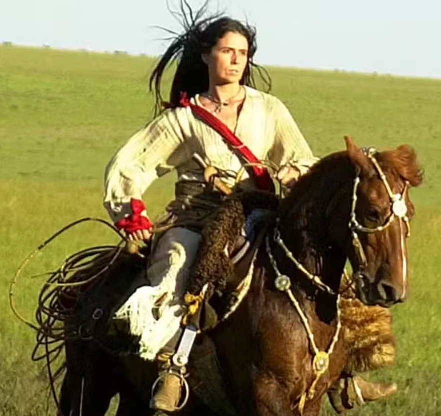 Em 2003, viveu Anita Garibaldi na minissérie A Casa das Sete Mulheres. No ano seguinte, ganhou destaque como Bárbara, sua primeira grande vilã, em Da Cor do Pecado (2004).