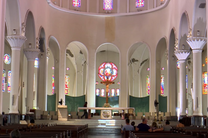 No entanto, especialistas e a própria prática da Igreja no Brasil indicam que essa recomendação não é uma proibição ou impedimento. 