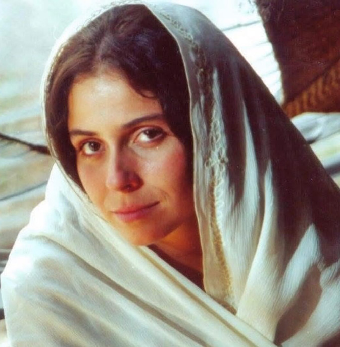 Em 2001, alcançou projeção internacional com a protagonista Jade, em “O Clone”, de Glória Perez. O sucesso da novela e da personagem ultrapassaram fronteiras. Ela ganhou vários prêmios, incluindo o “Contigo!” de Melhor Par Romântico com Murilo Benício. 
