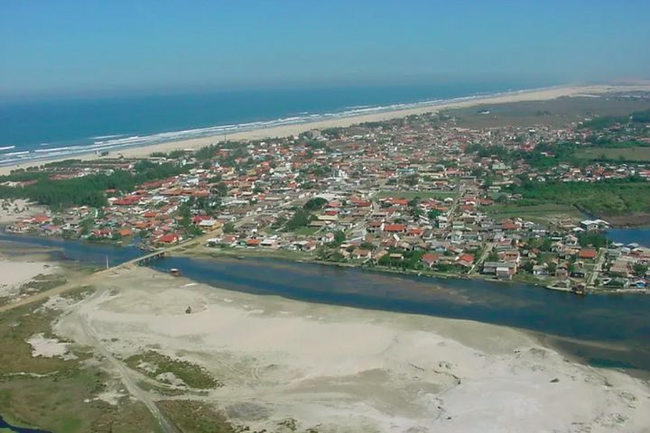 Com cerca de 20 mil habitantes, a cidade tem clima agradável e forte ligação com a pesca artesanal, o que atrai turistas em busca de tranquilidade e contato com a natureza.