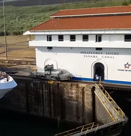 O Miraflores Visitor Center é um centro de visitantes localizado na eclusa de Miraflores, parte do Canal do Panamá.