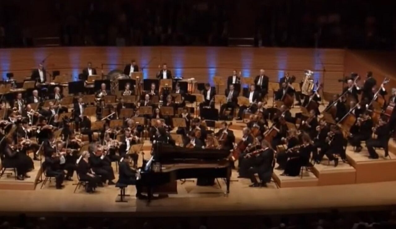 A orquestra, que abrange tanto as grandes obras clássicas quanto a música experimental, é residente do Walt Disney Concert Hall, local de renome internacional pela sua acústica fora de série.