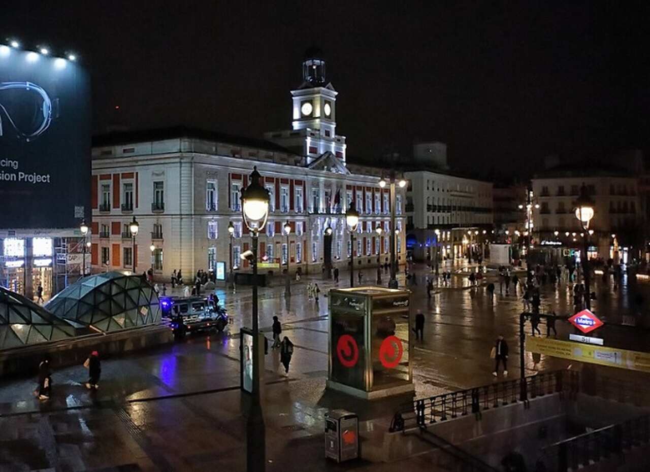 Puerta del Sol - A Puerta del Sol é uma das praças mais icônicas de Madrid, conhecida como o quilômetro zero das estradas radiais da Espanha. É um ponto de encontro popular e abriga o famoso relógio da Casa de Correos, que marca a contagem regressiva para o Ano Novo.