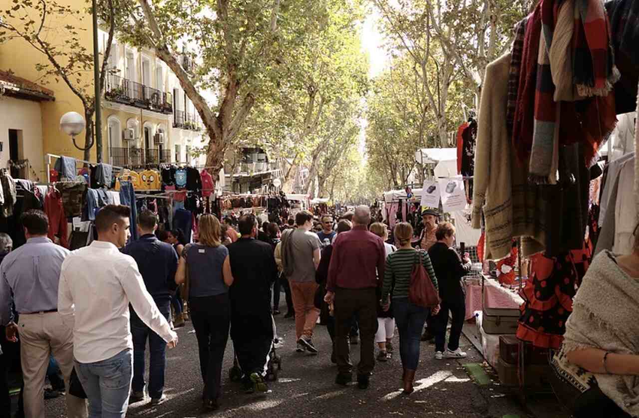 Rastro de Madrid - El Rastro é o mercado de rua mais famoso de Madrid, realizado todos os domingos desde o século XVIII no bairro de La Latina. É conhecido por sua variedade de produtos, desde antiguidades e roupas até obras de arte.