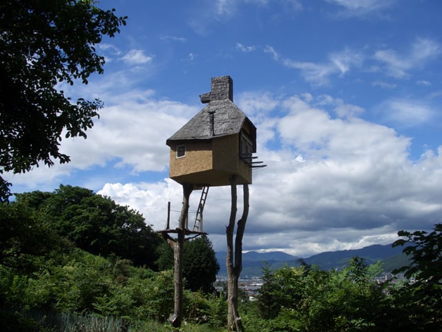 Takasugi-an - Japão - Esta curiosa casa foi construída pelo arquiteto japonês Terunobu Fujimori. É uma Casa de Chá, popular no país, erguida em árvores. Fica sobre dois castanheiros na cidade de Chino. 