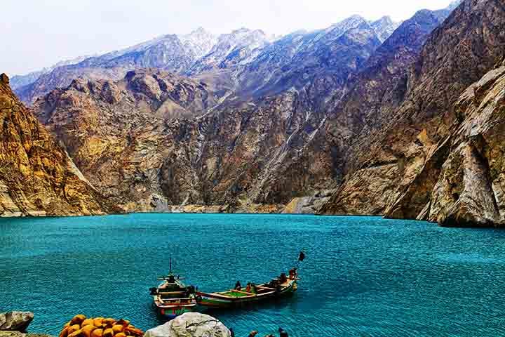 Os lagos da Ásia desempenham papéis essenciais no abastecimento de água, na biodiversidade e na cultura local. Muitos são formados por geleiras, enquanto outros são conhecidos por sua grande profundidade, salinidade ou importância histórica.