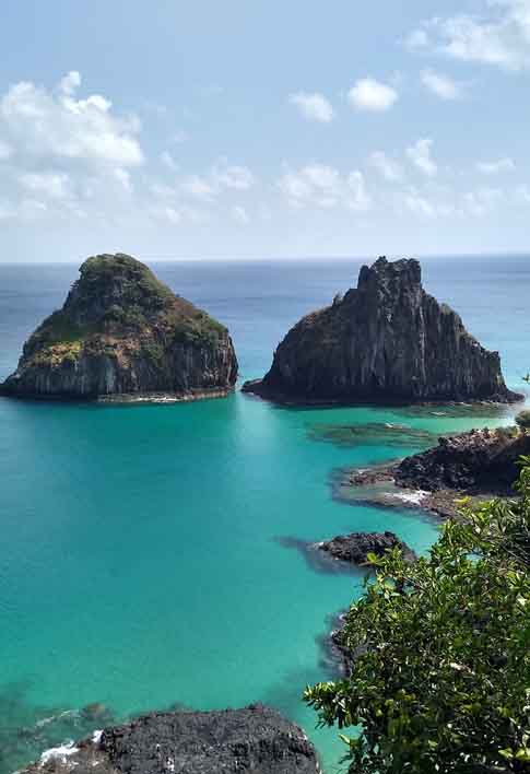 Localizado a uma distância de 545 quilômetros de Recife, o arquipélago foi usado para manter pessoas isoladas, como exilados políticos, ciganos, combatentes da Revolução Farroupilha em 1844, prisioneiros da Revolução Praieira em 1849 e até mesmo capoeiristas, considerados arruaceiros no fim do século 19.