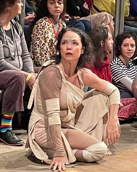 Na CAL, estudou com Paulo Betti, Moacyr Góes e Tizuka Yamazaki, com quem teve a oportunidade de ser dirigida no longa-metragem Fica Comigo.