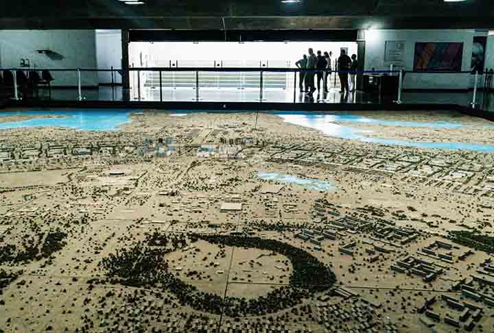 No Espaço Lúcio Costa, museu temático de Brasília, encontra-se uma maquete do Plano Piloto da capital federal, marco do planejamento urbano no Brasil. Ela foi construída em 1988.


