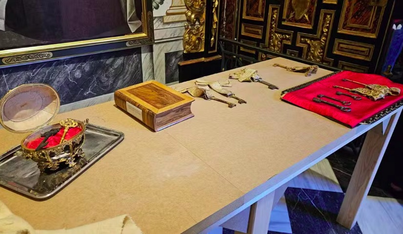 O túmulo onde Teresa de Ávila repousa é protegido por um complexo sistema de segurança, que envolve dez chaves. 