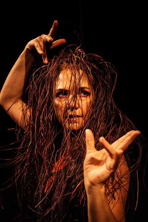 Começou a carreira artística como bailarina, ao seguir os passos de sua mãe, Zélia, que era antropóloga. Ela, em seguida, partiu para formação na Casa das Artes de Laranjeiras (CAL), onde foi dirigida pelo diretor Tizuka Yamasaki.  