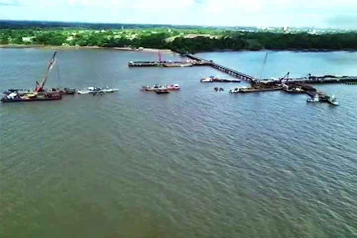 Em testes de trajeto, o percurso entre o centro da cidade e a ponte consumiu mais de 35 minutos em dia de trânsito leve - sem incluir o trecho final até o porto.
