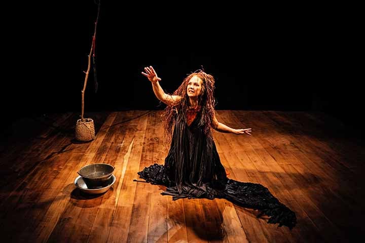 Ela passa por uma metamorfose entre o que é humano e o que é natureza, ou seja, mulher e carangueja. A peça ficou em cartaz até o dia 27 de agosto no Teatro Poeirinha, em Botafogo, no Rio de Janeiro.