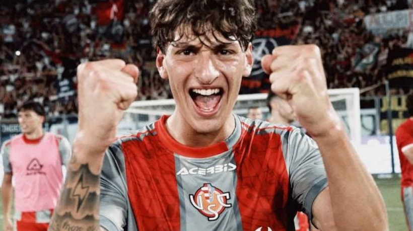 Romano Floriani sofre o pênalti nos acréscimos que garantiu a vitória por 3 a 2 sobre o Sassuolo e manteve o time com 100% de aproveitamento