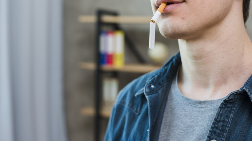 A taxa de sintomas de depressão e ansiedade em quem fuma o cigarro comum e vape é de 43,5% e 42,5%. É quase o dobro dos que não fumam nada: 21,8% e 26,4% 