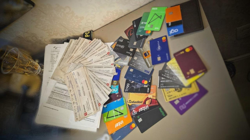 Mais de 300 cartões da Caixa Econômica Federal emitidos fraudulentamente de janeiro a abril de 2024, causando um prejuízo confirmado de R$ 637.738,54