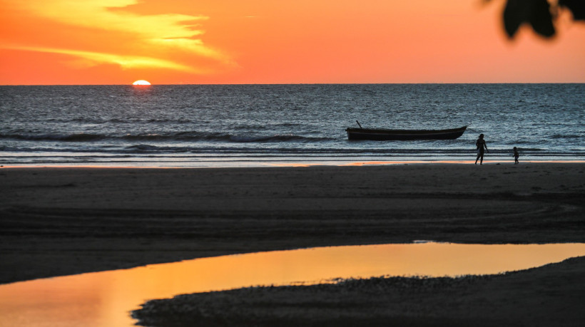 Após barco virar, dois pescadores cearenses permanecem desaparecidos (Imagem ilustrativa na Praia de Maceió, Camocim)