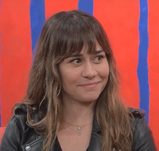 Iniciou Jornalismo, depois Ciências Sociais na USP, mas abandonou o curso para se dedicar ao teatro, entrando na Escola de Antunes Filho. A formação a levou à Oficina de Atores da Rede Globo, onde iniciou a carreira televisiva.
