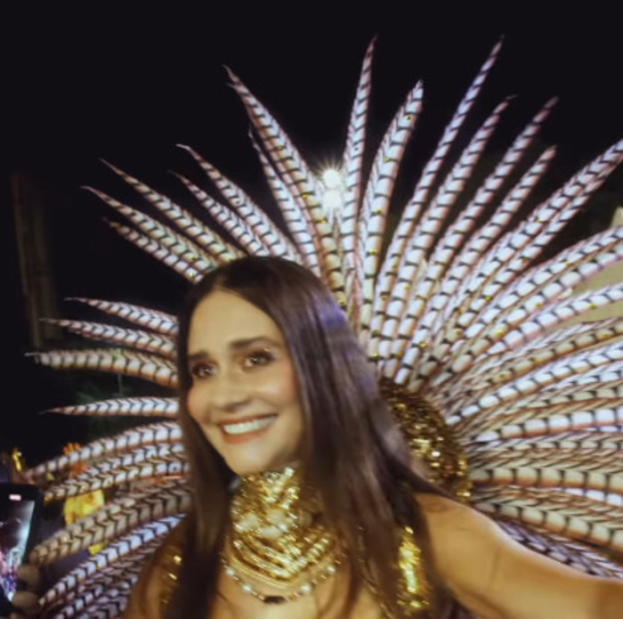 Além disso, a atriz é musa e integrante da escola de samba Gaviões da Fiel, de São Paulo, onde desfilou como destaque em 2025.
