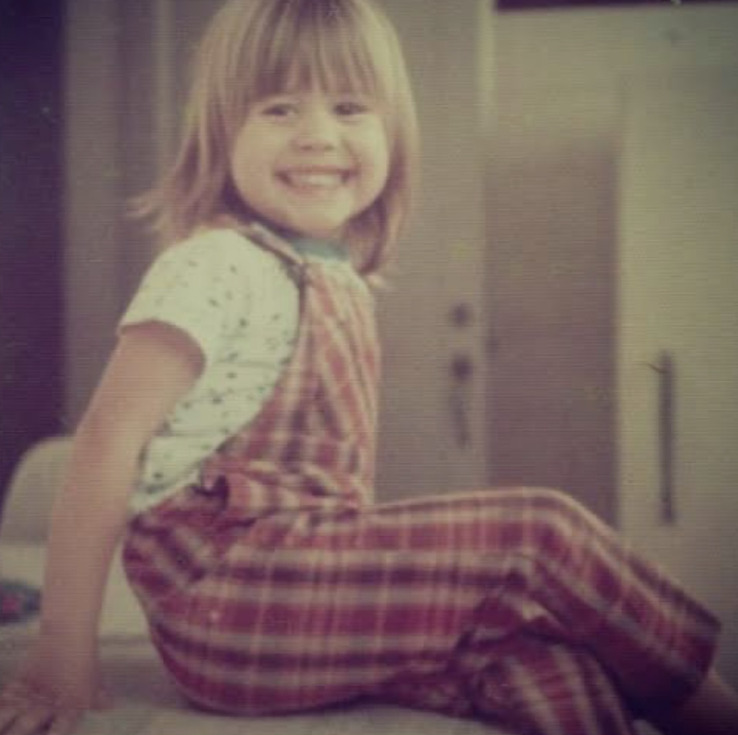 Alessandra Vidal de Negreiros Negrini é filha do engenheiro Luiz Eduardo Osório Negrini e da pedagoga Neusa Vidal de Negreiros. Passou a infância em Santos e retornou à capital paulista na adolescência. 
