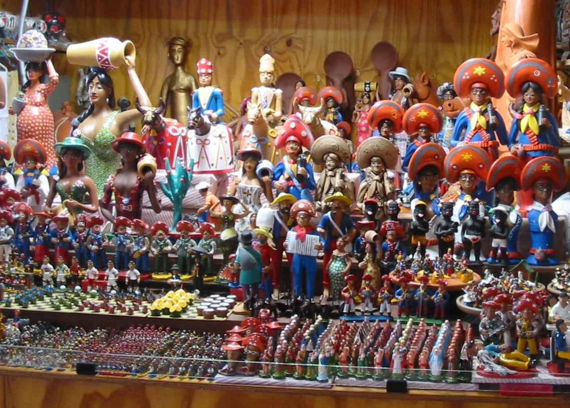 O Brasil tem uma grande diversidade e riqueza cultural em seu artesanato devido à miscigenação de diferentes povos, como indígenas, africanos e europeus, que influenciaram as técnicas e estilos de todo o país.