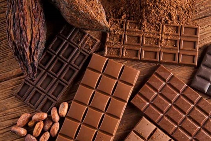 Dá-lhe cafeína: Cada grão de cacau contém aproximadamente 0,2% de cafeína. Para se ter uma ideia, uma barra de chocolate de 100 g tem cerca de 80 grãos de cacau!