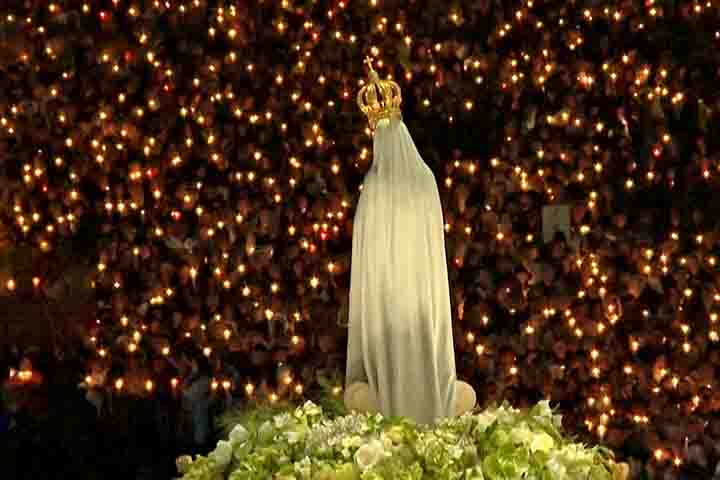 Na aparição de julho, Nossa Senhora teria revelado o que passou a ser conhecido como “Segredos de Fátima” - descritos em texto por Lúcia.
