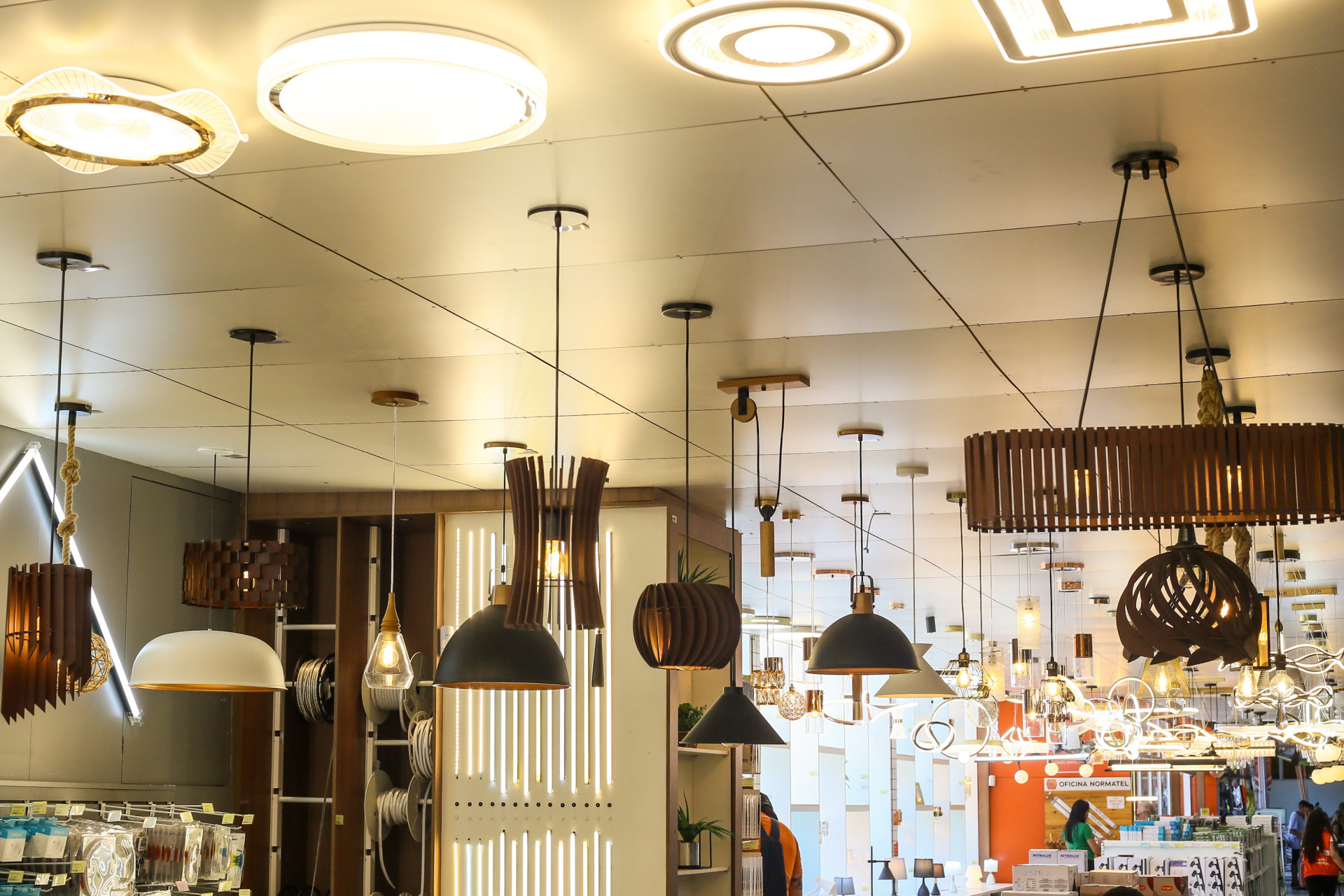 Opções de luminárias do setor especializado da Normatel