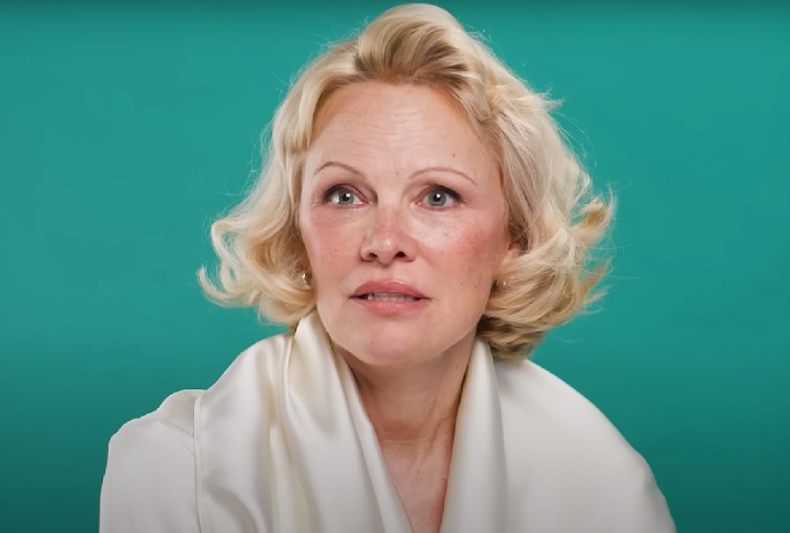 O romance dos dois chama a atenção por vários motivos. Aos 58 anos, Pamela Anderson ficou marcada por ter se casado cinco vezes e ter vivido vários relacionamentos conturbados.