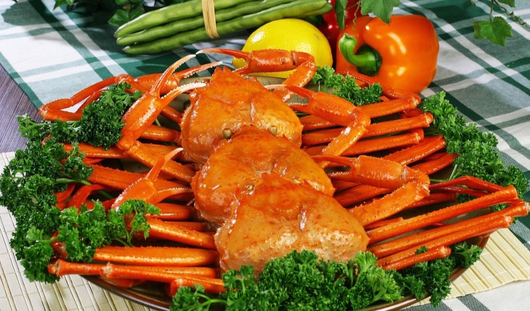 Caranguejos e siris são crustáceos muito consumidos na alimentação, especialmente em regiões litorâneas. Afinal, são carnes brancas, ricas em proteína e pobres em gordura.