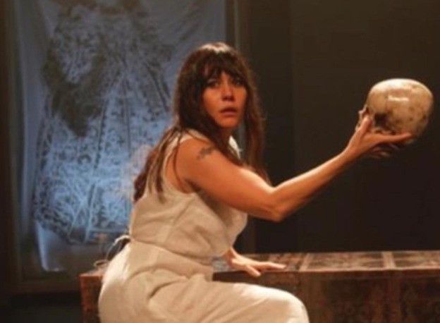 Alessandra Negrini também construiu carreira sólida no teatro. Protagonizou produções como A Gaivota (2008), de Tchekhov, além de A Senhora de Dubuque (2011) e A Volta ao Lar (2017).
