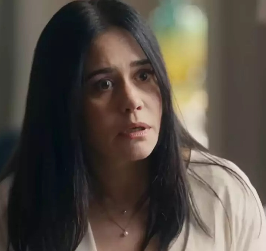 Em 2022, voltou ao horário nobre como Guida em Travessia, mulher alegre e festeira, irmã de Leonor (Vanessa Giácomo) e prima da delegada Helô (Giovanna Antonelli). Guida era mãe do jovem Rudá (Guilherme Cabral), com quem tinha uma relação distante e complexa.
