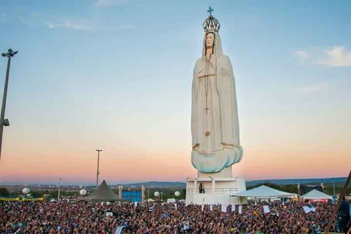 No catolicismo, Nossa Senhora de Fátima é símbolo de esperança em tempos de guerra e sofrimento, chamado à oração e à penitência e fé no poder transformador do Rosário.
