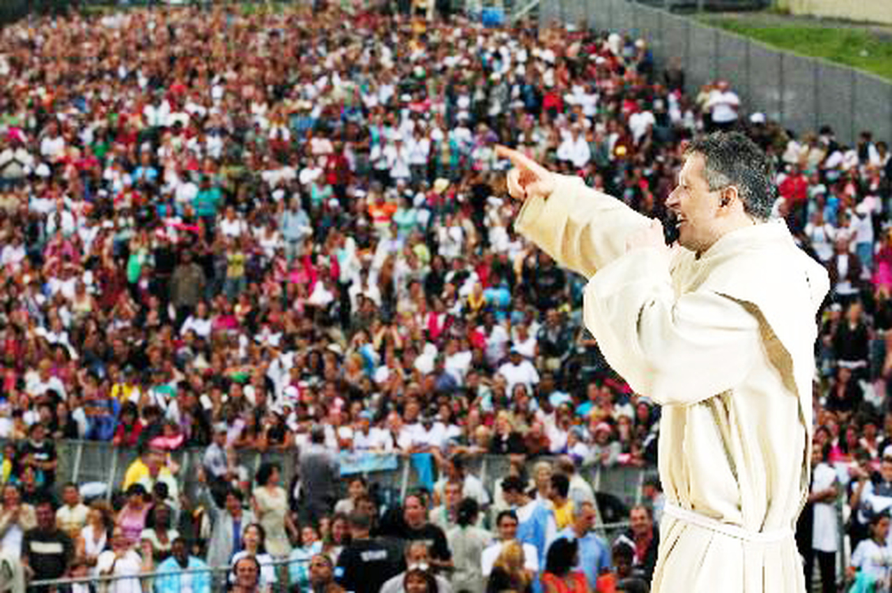 Com mais de 11 milhões de CDs vendidos, ele se tornou o maior fenômeno musical cristão da América Latina. Suas canções são orações cantadas que tocam corações.

