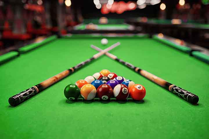 A sinuca é um jogo de mesa que utiliza tacos e bolas coloridas, sendo jogado sobre uma superfície coberta de feltro com caçapas. O objetivo é acertar as bolas nas caçapas conforme regras específicas, dependendo da variante jogada. 