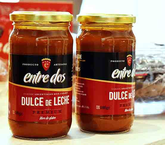 Córdoba, Argentina: Em Córdoba, o doce de leite é produzido com leite fresco da vasta produção agropecuária local. Sua consistência equilibrada faz dele um dos preferidos, destacando-se no comércio e na valorização da cultura argentina.