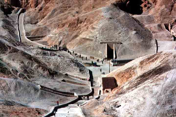 O Vale dos Reis está localizado na margem oeste do Rio Nilo, próximo à cidade de Luxor, no sul egípcio. 
