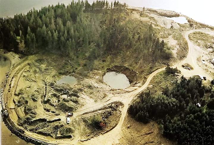  Um poço na Ilha de Oak Island, no Canadá, foi cenário de uma caça ao tesouro. O Poço do Dinheiro foi encontrado por um jovem explorador, que se aventurou no local com um grupo de amigos. Mas, nem eles nem nenhum outro explorador jamais encontraram o tal tesouro.