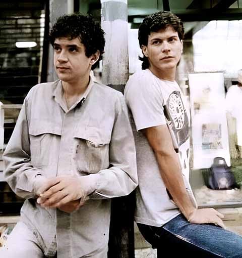 Durante a apresentação de estreia, Paulo Ricardo interpretou A Cruz e a Espada em um dueto virtual com Renato Russo, utilizando tecnologia para projetar a imagem do saudoso líder da Legião Urbana no telão. 
