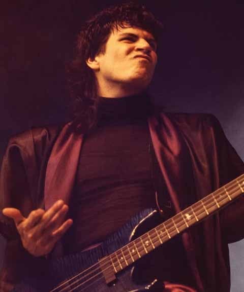 Em 1977, já em São Paulo, formou sua primeira banda, a Prisma, e iniciou a faculdade de jornalismo, que não concluiu. 
