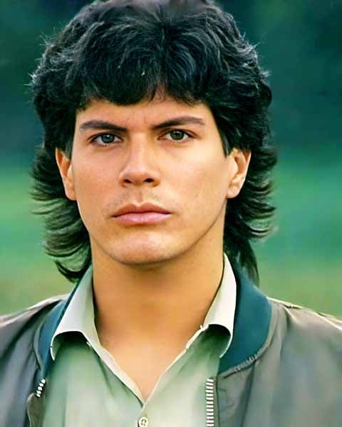 Em seguida, mudou-se para Londres, onde trabalhou como jornalista e escreveu sobre música europeia para a revista “Som Três”. 
