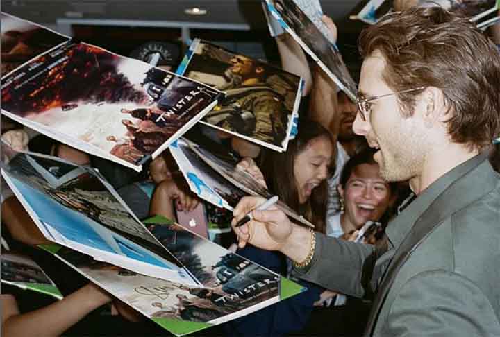 Ele virou destaque na série de comédia Scream Queens. No entanto, foi somente quando estrelou Jovens, Loucos e Mais Rebeldes, de Richard Linklater, de 2015, que o ator chamou a atenção do mundo.