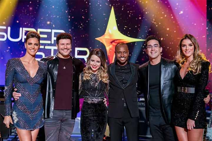 Em 1989, após a dissolução do RPM, Paulo Ricardo iniciou carreira solo com o álbum homônimo, destacando-se com os hits A Um Passo da Eternidade e A Fina Poeira do Ar. 
