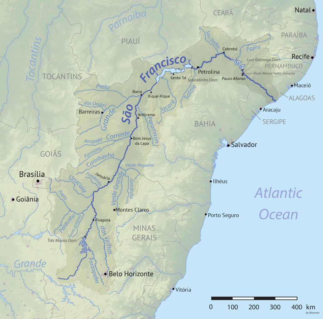O São Francisco é o rio com maior extensão territorial exclusivamente dentro do Brasil, percorrendo 2.830 km e banhando cinco estados: Minas Gerais, Bahia, Pernambuco, Alagoas e Sergipe.
