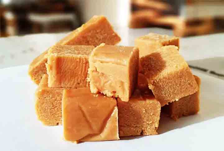 O doce de leite apresenta variações como o cremoso, ideal para comer puro ou como cobertura; o pastoso, usado para recheios; e o sólido, conhecido como tablete. Cada tipo varia em textura e doçura, dependendo da técnica de cozimento e ingredientes. Essas opções refletem a riqueza de estilos regionais e adaptações culturais