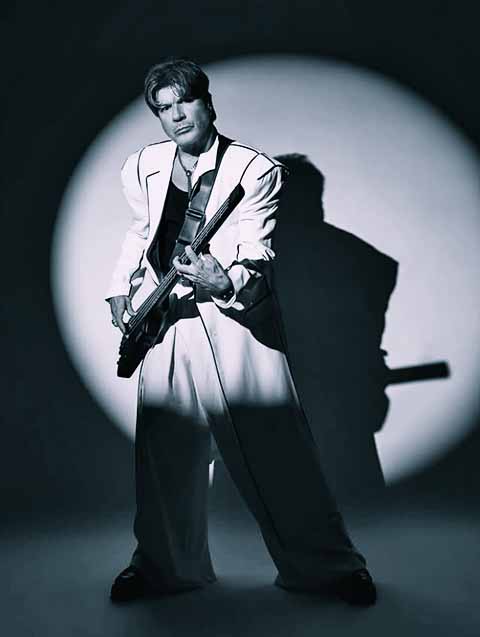 A canção foi inicialmente aprovada, mas enfrentou restrições quando o álbum foi lançado, evidenciando os desafios enfrentados pelos artistas durante aquele período.
