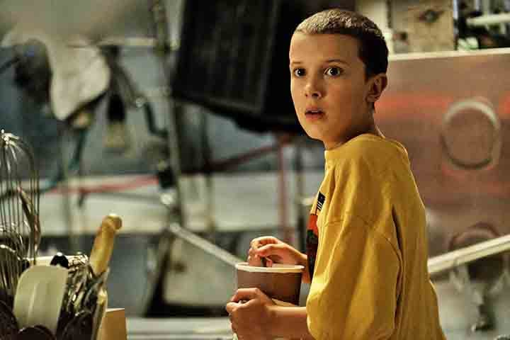 Millie Bobby Brown em Stranger Things (2016-2025): Aos 12 anos, Brown explodiu na cultura pop como Eleven, uma menina com poderes telecinéticos. Virou uma estrela instantânea!
