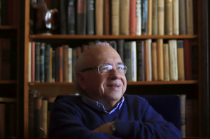 Luis Fernando Verissimo em foto na biblioteca de sua residência, em Porto Alegre, no ano de 2013. Obra do autor será reeditada com nova roupagem. Foto: Eduardo Nicolau/Estadão